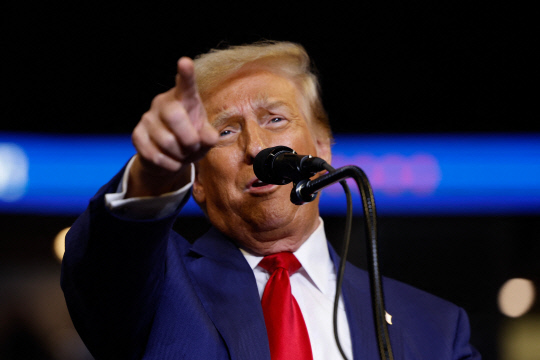 공화당 대선 후보인 도널드 트럼프 전 대통령이 26일(현지시간) 펜실베이니아주 스테이트 칼리지의 브라이스 조던 센터에서 열린 선거 유세에서 연설하고 있다. [연합뉴스]